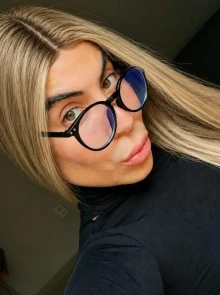 Gabi está cadastrada no catálogo de acompanhantes de luxo