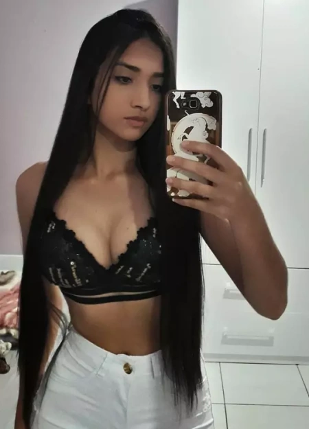 Procurando por acompanhantes Ninfeta? Conheça Perola