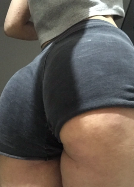 Mia é uma acompanhante independente com serviços verificados