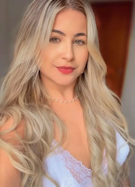 Dará rios, elegância e classe como acompanhante independente