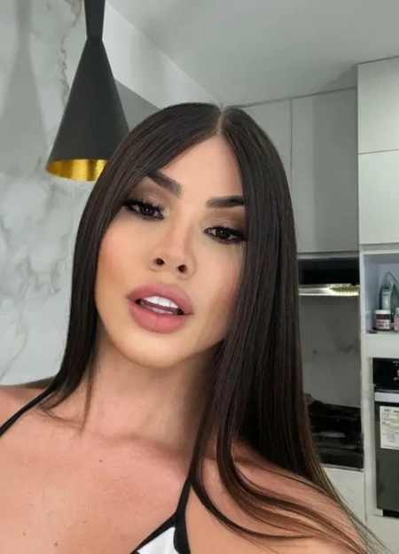 Karol está cadastrada no catálogo de acompanhantes de luxo