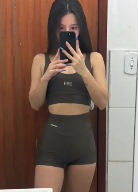 Lays se destaca no catálogo de acompanhantes por seu estilo