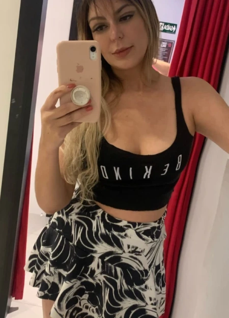 Larissa é uma acompanhante independente com serviços verificados