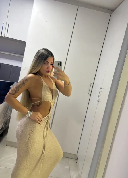 Amanda apresenta seu álbum de fotos de acompanhante profissional