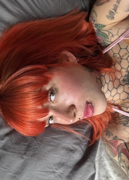 Alice se destaca no catálogo de acompanhantes por seu estilo