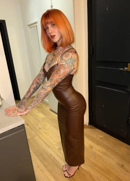 Alice se destaca no catálogo de acompanhantes por seu estilo