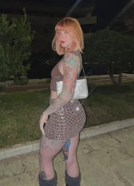 Alice se destaca no catálogo de acompanhantes por seu estilo