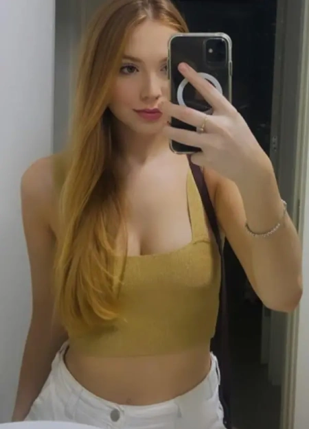 Lilly apresenta seu álbum de fotos de acompanhante profissional