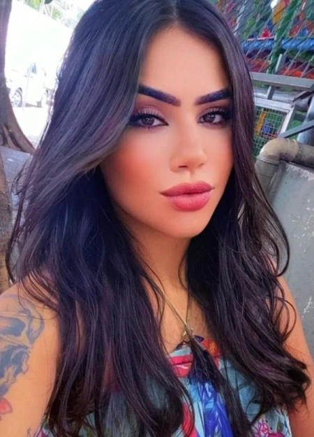 Luana se destaca no catálogo de acompanhantes por seu estilo