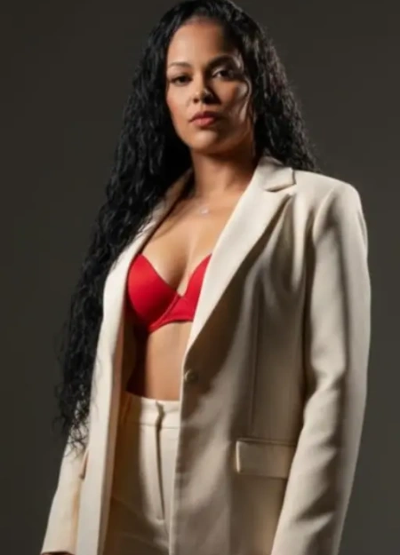 Jade se destaca no catálogo de acompanhantes por seu estilo