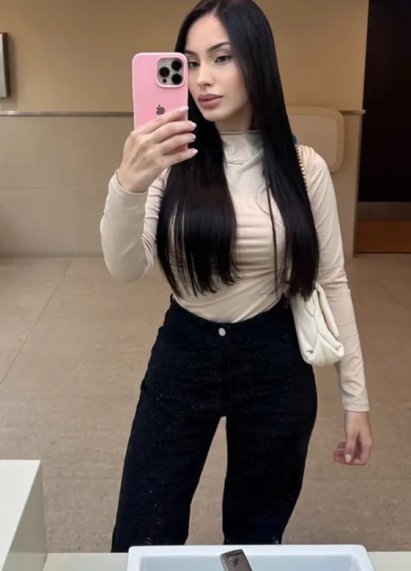 Nathaly se destaca no catálogo de acompanhantes por seu estilo