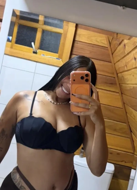 Geovana apresenta seu álbum de fotos de acompanhante profissional