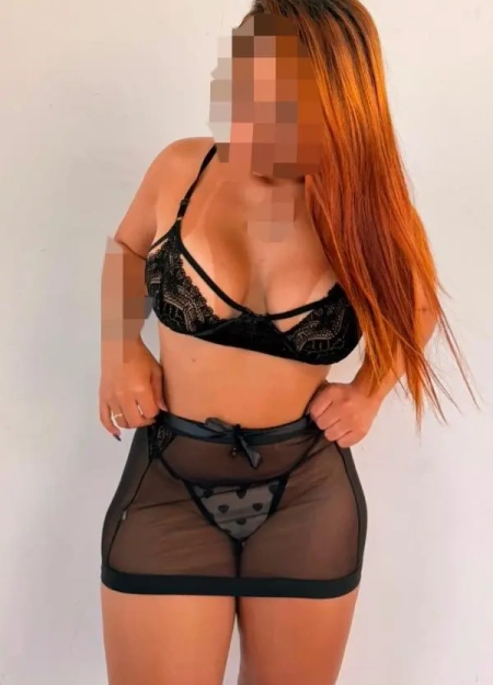 Yasmim se destaca no catálogo de acompanhantes por seu estilo