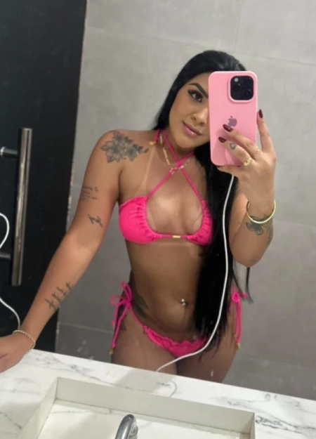 Bianca se destaca no catálogo de acompanhantes por seu estilo