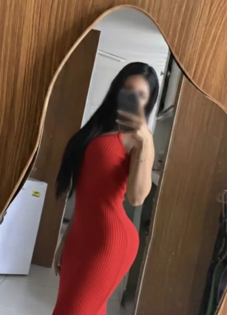 Karina oliveira se destaca no catálogo de acompanhantes por seu estilo