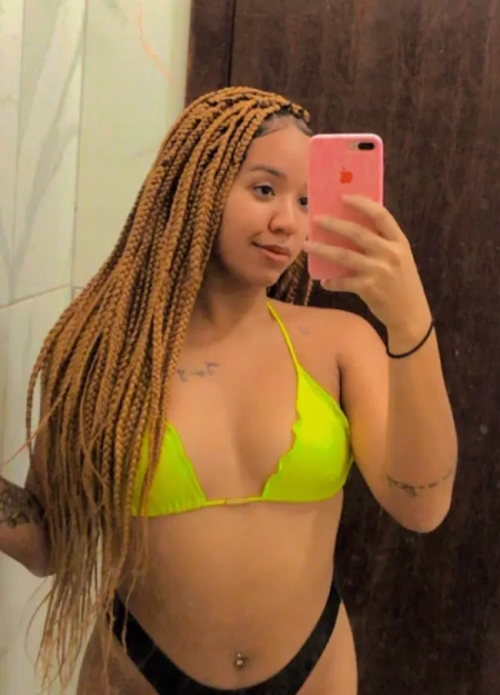Izabela Silva apresenta seu álbum de fotos de acompanhante profissional