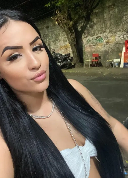 Procurando uma acompanhante? Dafine é uma ótima escolha