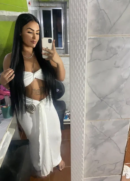 Procurando uma acompanhante? Dafine é uma ótima escolha