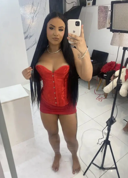 Procurando uma acompanhante? Dafine é uma ótima escolha