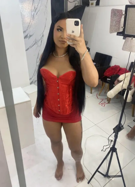 Procurando uma acompanhante? Dafine é uma ótima escolha