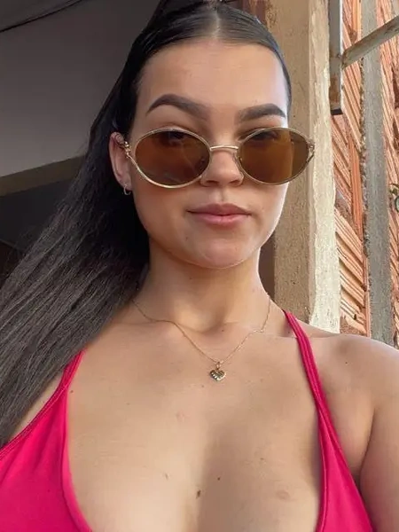 Descubra Izaah mello, uma garota de programa de alto nível