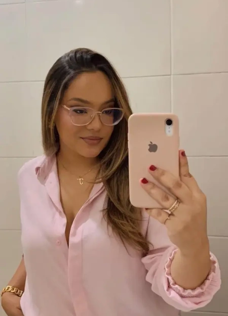 Anna se destaca no catálogo de acompanhantes por seu estilo