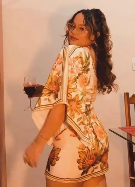 Anna se destaca no catálogo de acompanhantes por seu estilo