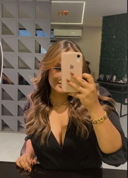 Anna se destaca no catálogo de acompanhantes por seu estilo