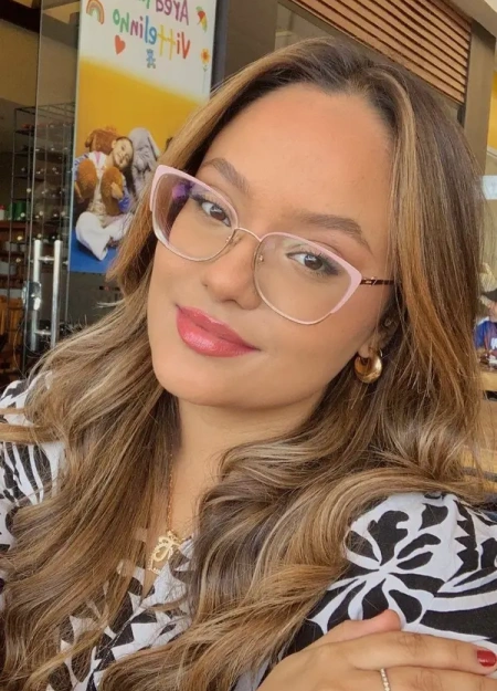 Anna se destaca no catálogo de acompanhantes por seu estilo