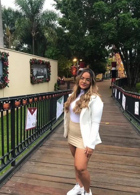 Anna se destaca no catálogo de acompanhantes por seu estilo