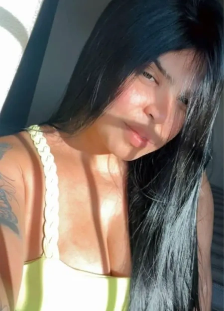 Alice apresenta seu álbum de fotos de acompanhante profissional