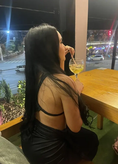 Larissa, uma experiência única com acompanhantes em Caldas Novas