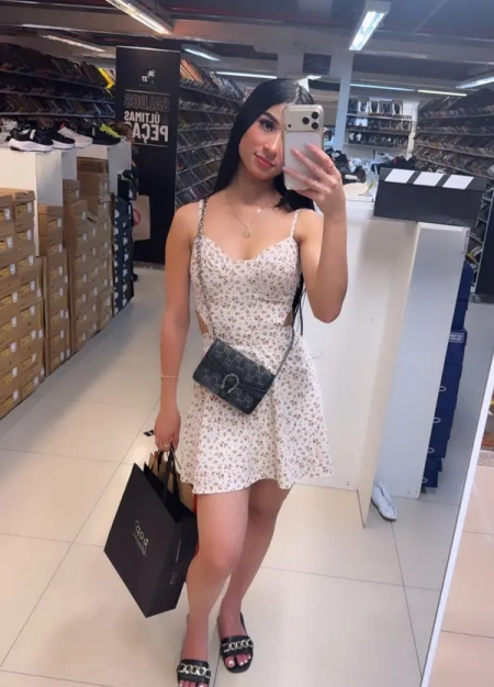 Sarah, uma acompanhante De luxo independente com fotos atuais