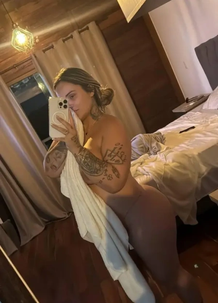 Bianca se destaca no catálogo de acompanhantes por seu estilo