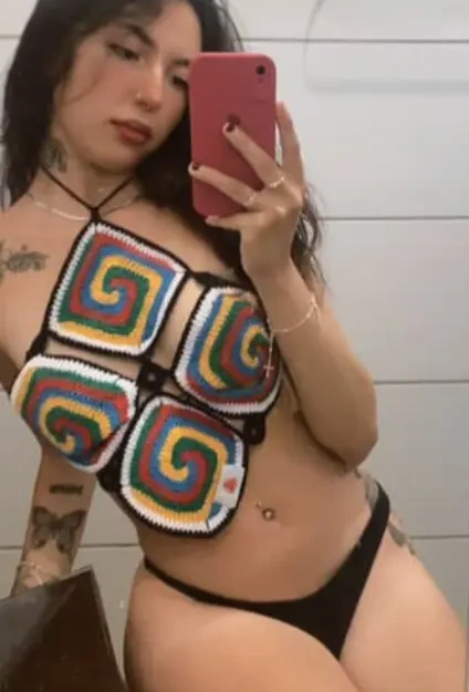 Procurando uma acompanhante? Melina é uma ótima escolha