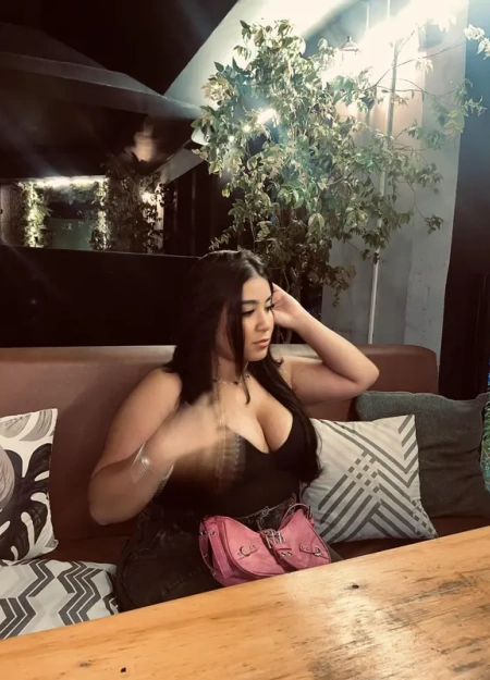 Fernanda se destaca no catálogo de acompanhantes por seu estilo