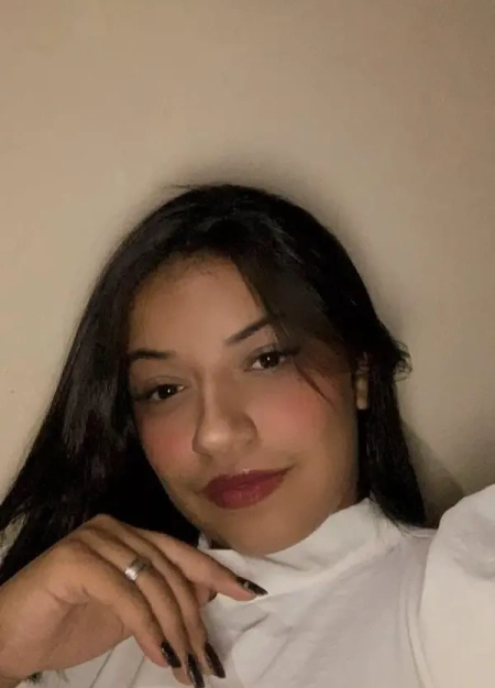 Naielly se destaca no catálogo de acompanhantes por seu estilo