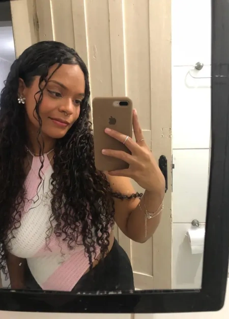 Julia é uma acompanhante de luxo com atendimento exclusivo