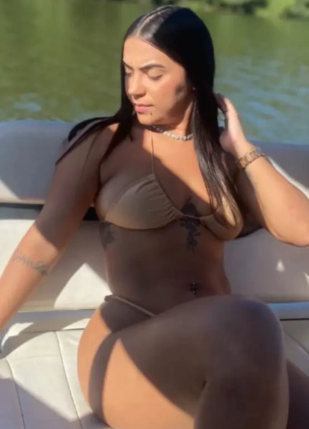 Iasmim é uma acompanhante de luxo com atendimento exclusivo