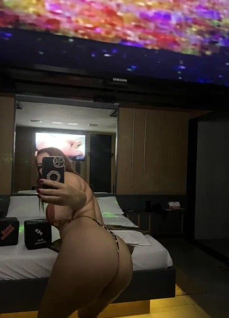 Alice apresenta seu álbum de fotos de acompanhante profissional