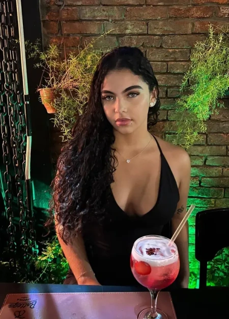 Julia Mendes, elegância e discrição entre as acompanhantes Elite