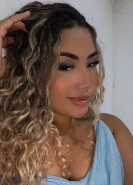 Mirella é a acompanhante grandes-mamas ideal para o seu encontro