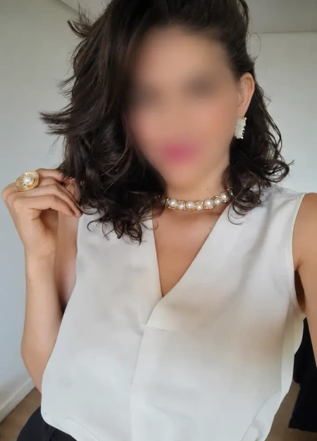 Úrsula está disponível agora como acompanhante VIP profissional