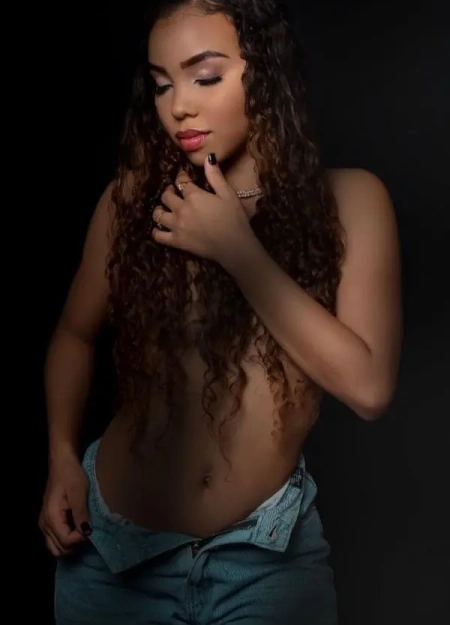 Larissa Santana é uma acompanhante de luxo com atendimento exclusivo