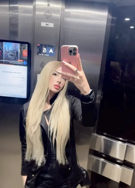 Sophia é a acompanhante Ninfeta ideal para o seu encontro