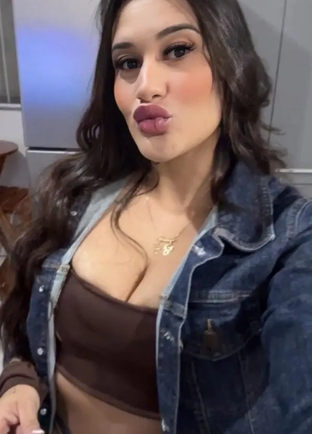 Larissa se destaca no catálogo de acompanhantes por seu estilo