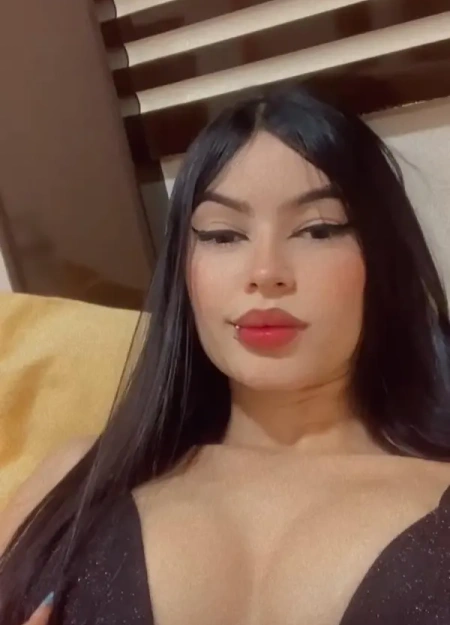 Yasmin Santos apresenta seu álbum de fotos de acompanhante profissional