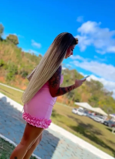 Emanuelle está disponível agora como acompanhante VIP profissional