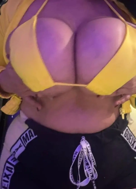 Carla Viana apresenta seu álbum de fotos de acompanhante profissional
