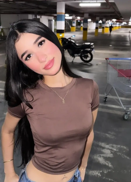 Melly está disponível agora como acompanhante VIP profissional